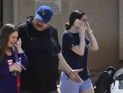 Varias personas llegan a una escuela de El Paso donde se atiende a familiares y amigos de las víctimas del tiroteo de este sábado. En vídeo, la crónica del suceso.