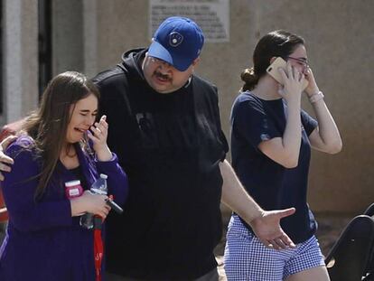 Varias personas llegan a una escuela de El Paso donde se atiende a familiares y amigos de las víctimas del tiroteo de este sábado. En vídeo, la crónica del suceso.