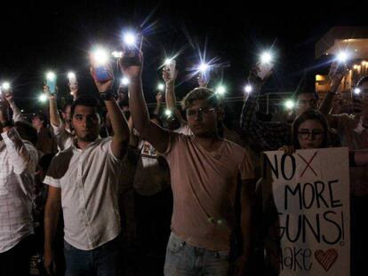 Varias personas sostienen sus teléfonos con el flash encendido en señal de solidaridad con las víctimas de la matanza de El Paso (EE UU), este sábado en Ciudad Juárez (México). En vídeo, 250 ataques con armas de fuego en lo que va de año.