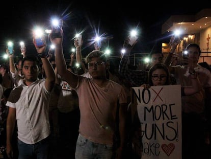 Varias personas sostienen sus teléfonos con el flash encendido en señal de solidaridad con las víctimas de la matanza de El Paso (EE UU), este sábado en Ciudad Juárez (México). En vídeo, 250 ataques con armas de fuego en lo que va de año.