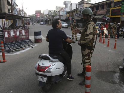 Un soldado indio detiene en un control a un hombre en la región de Cachemira. En vídeo, las declaraciones del ministro de Interior en el Parlamento.