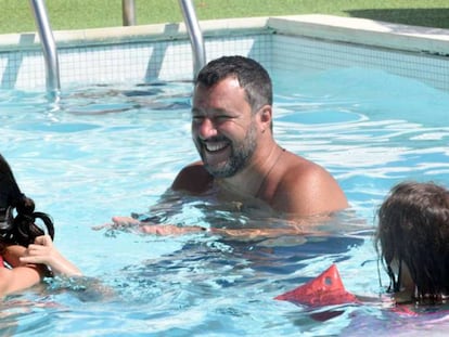 Salvini, el sábado en una piscina en Cervia (Italia). En vídeo: cientos de ciudadanos concentrados frente al senado italiano, en Roma, para protestar contra la nueva ley de Salvini.