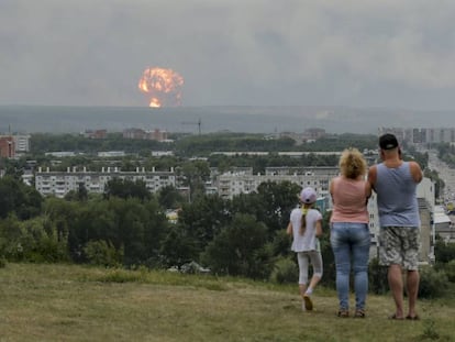 Una familia observa desde lejos la explosión en la región de Krasnoyarsk.