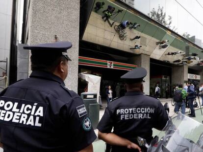 Agentes de policía en el exterior de la Casa de la Moneda en Ciudad de México. En vídeo, los detalles del robo.