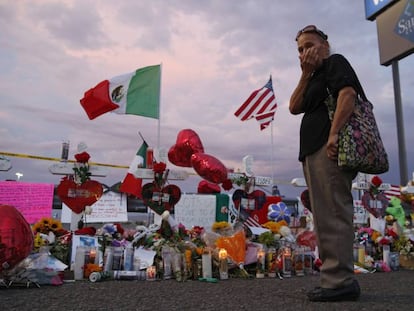 Memorial por las víctimas de El Paso en una valla junto al Walmart.En vídeo, algunas de las reacciones al atentado racista de El Paso.