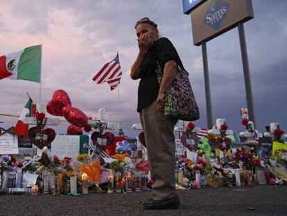 Memorial por las víctimas de El Paso en una valla junto al Walmart.En vídeo, algunas de las reacciones al atentado racista de El Paso.