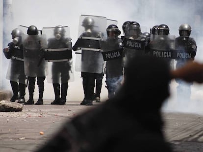 Un manifestante se enfrenta a la policía durante la segunda jornada de manistaciones en Honduras contra el presidente Juan Orlando Hernández.