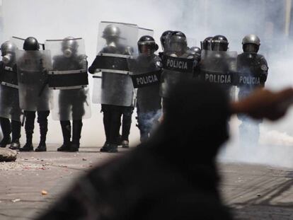 Un manifestante se enfrenta a la policía durante la segunda jornada de manistaciones en Honduras contra el presidente Juan Orlando Hernández.