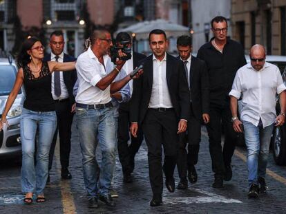 Luigi Di Maio se acerca este viernes al Palacio Chigi en Roma. En vídeo: declaraciones del ministro del interior, Matteo Salvini, y del primer ministro italiano, Giuseppe Conte.