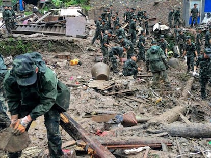 Equipos de rescate buscan supervivientes tras un deslizamiento de tierra provocado por las lluvias torrenciales del tifón Lekima, en Yongjia, Wenzhou (China). En vídeo, el tifón Lekima deja al menos 30 muertos y más de un millón de evacuados.