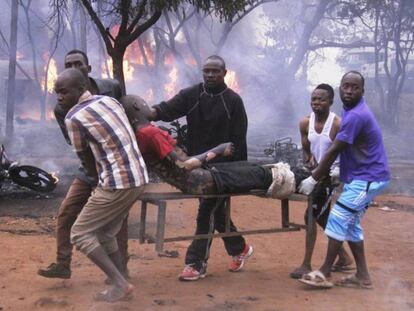 Un herido es evacuado tras la explosión del camión cisterna, este sábado en la región tanzana de Morogoro.