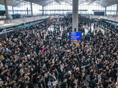 Manifestación este lunes en el aeropuerto de Hong Kong.