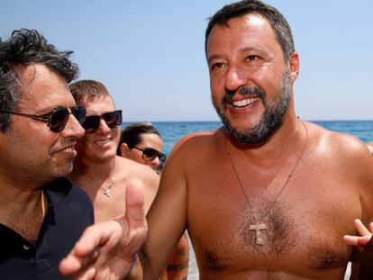 El ministro de interior italiano, Matteo Salvini, en una playa siciliana este domingo.