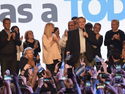 Alberto Fernández, en el centro, durante la celebración de su triunfo en las elecciones primarias argentinas. En vídeo, perfil del candidato a la presidencia.