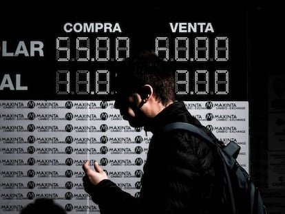 La pizarra de una casa de cambio de divisas en Buenos Aires muestra la cotización del dólar.