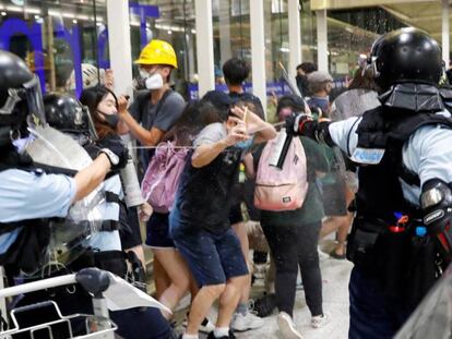 La policía rocía con gas pimienta a los manifestantes del aeropuerto de Hong Kong. En vídeo, el aeropuerto de Hong Kong, este lunes durante la protesta.
