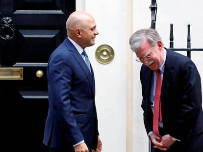 Sajid Javid y John Bolton, frente a Downing Street, en Londres, este martes. En vídeo: declaraciones del primer ministro británico, Boris Johnson.
