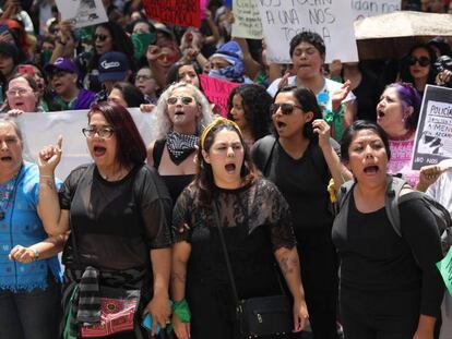 Mujeres protestan contra los abusos policiales en la capital mexicana. En vídeo, declaraciones del vocero de la Procuraduría (Fiscalía) General de Justicia de la Ciudad de México, Ulises Lara, y de la jefa de Gobierno de Ciudad de México, Claudia Sheinbaum.