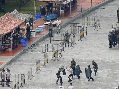 Agentes chinos participan en un ejercicio antidisturbios en el estadio de Shenzhen, cerca de Hong Kong. En vídeo, China concentra su ejército en las inmediaciones de Hong Kong.