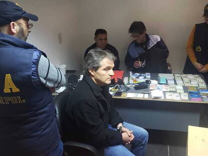 El empresario Carlos Ahumada tras su detención en el aeropuerto de Buenos Aires.