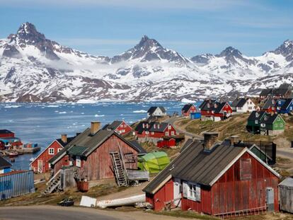 La nieve cubre las montañas que rodean el pueblo de Tasiilaq en Groenlandia.