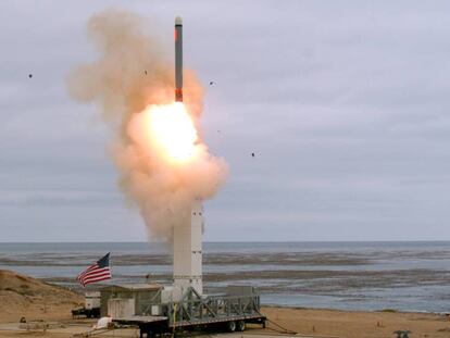 Lanzamiento de un misil, este lunes, desde San Nicolás (California).
