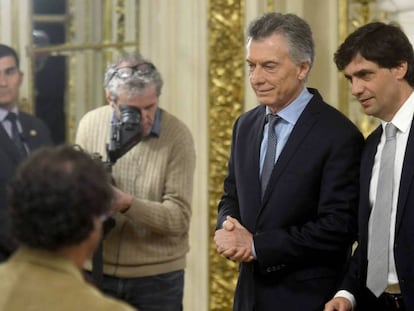 El presidente Mauricio Macri y el nuevo ministro de Economía de Argentina, Hernán Lacunza, en la Casa Rosada. En vídeo, declaraciones de Hernán Lacunza.