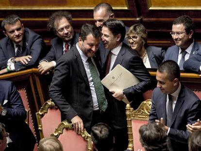 Conte habla con Salvini, durante la sesión celebrada este martes en el Senado italiano, en Roma. En vídeo, el relato que ha llevado a la actual crisis de gobierno en Italia.