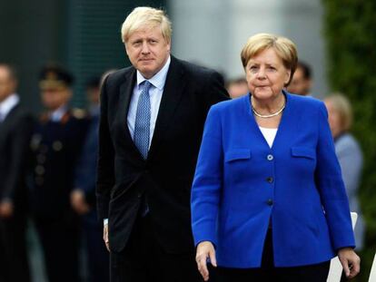 El primer ministro británico, Boris Johnson, y la canciller alemana, Angela Merkel, este miércoles en Berlín. En vídeo, declaraciones de Johnson.