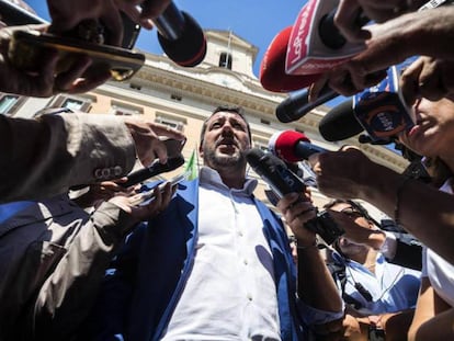 En foto, Matteo Salvini habla con los periodistas este miércoles en Roma. En vídeo, trayectoria del Gobierno italiano hasta su crisis.
