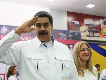 En foto, Maduro y la primera dama, Cilia Flores, en La Guaira, Venezuela. En vídeo, declaraciones de Maduro en la televisión nacional.