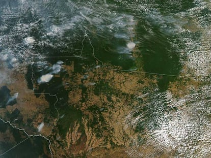Imagen aérea de la NASA en la que se aprecian los diferentes focos de incendio en la Amazonia.