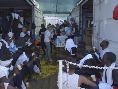Inmigrantes rescatados por el 'Ocean Viking' en una imagen de este miércoles. En vídeo, un tripulante del buque pide un puerto seguro para los náufragos.