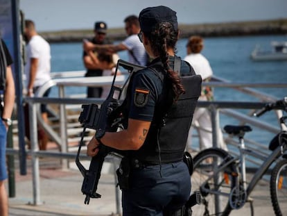 Policías identifican a la gente que cruza en barco este miércoles desde Hendaya a Hondarribia. En vídeo, así será la contracumbre del G7.
