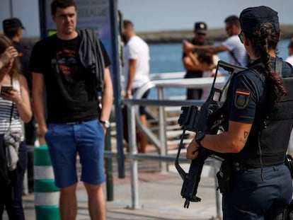 Policías identifican a la gente que cruza en barco este miércoles desde Hendaya a Hondarribia. En vídeo, así será la contracumbre del G7.