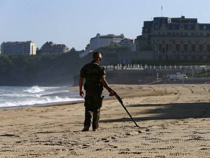 Militares franceses hacen un control antiminas en una playa de Biarritz (Francia). En vídeo, la cumbre en cuatro claves.