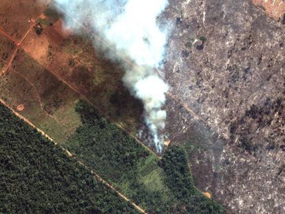 Una imagen satelital el incendio en la Amazonia. En vídeo, Bolsonaro intenta rectificar diciendo que nunca culpó a las ONG del incendio.