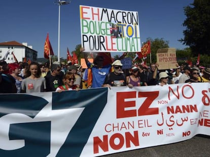 Cabecera de la manifestación de la contracumbre contra la reunión del G7 en Biarritz, que transita entre Hendaya e Irún. En vídeo, imagenes de la marcha.