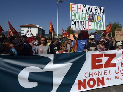 Cabecera de la manifestación de la contracumbre contra la reunión del G7 en Biarritz, que transita entre Hendaya e Irún. En vídeo, imagenes de la marcha.