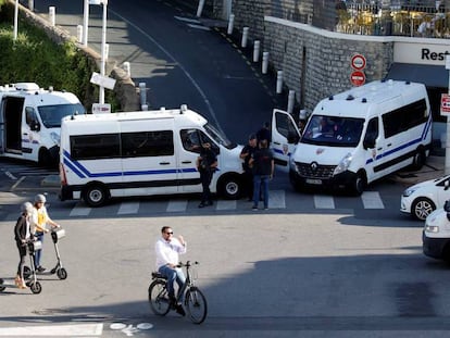 La policía bloquea una de las calles de Biarritz mientras los ciudadanos pasean por la zona acotada. En vídeo, Biarritz se blinda ante la cumbre del G-7.