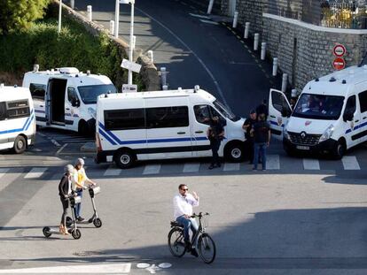 La policía bloquea una de las calles de Biarritz mientras los ciudadanos pasean por la zona acotada. En vídeo, Biarritz se blinda ante la cumbre del G-7.