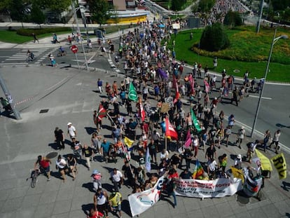 Unos 15.000 manifestantes llegan al recinto ferial de Ficoba, en Irún. En vídeo, imágenes de la contracumbre.