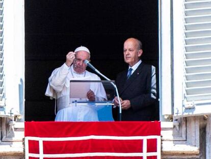 En foto, el Papa oficia el rezo del Ángelus en la plaza de San Pedro este domingo. En vídeo, el Papa Francisco pide compromiso para acabar con el incendio del Amazonas.