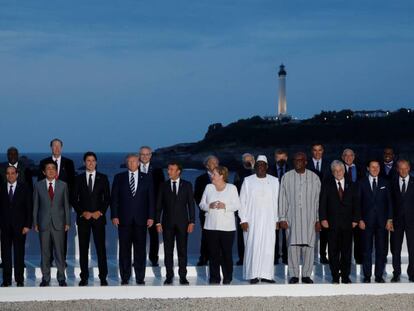 Foto de familia de los líderes del G7 y de los invitados a la cena de la cumbre en Biarritz (Francia). En vídeo, sesión de trabajo del domingo.