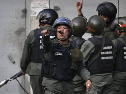Miembros de la Fuerza de Acciones Especiales (FAES) de la Guardia Nacional Bolivariana, durante una protesta en enero pasado en Caracas. En vídeo, declaraciones de la Alta Comisionada de Naciones Unidas para los Derechos Humanos, Michelle Bachelet, sobre el comportamiento de la policía en Venezuela.