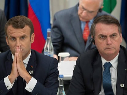 En foto, el presidente francés, Emmanuel Macron, y el presidente de Brasil, Jair Bolsonaro durante la cumbre del G20 en Osaka en junio pasado. En vídeo, Macron contesta a las críticas realizadas por Bolsonaro.