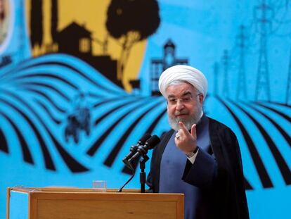 El presdente iraní, Hasan Rohani, durante su intervención del lunes en Teherán. En vídeo, las declaraciones de Emmanuel Macron y Donald Trump sobre una posible reunión entre EE UU e Irán.