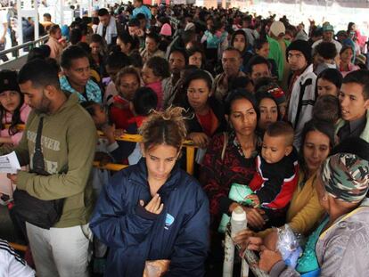 Ciudadanos venezolanos aguardan para acceder a Ecuador desde el puesto fronterizo de Rumichaca.