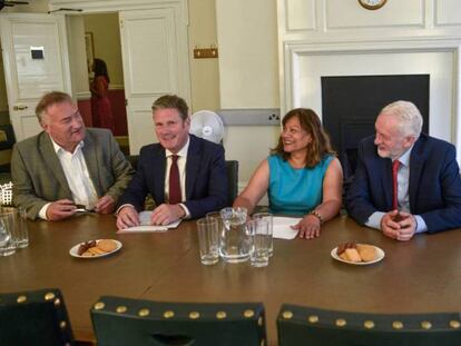 En foto, el líder del Partido Laborista, Jeremy Corbyn (segundo por la derecha), junto a su equipo neogciador, este martes en Londres. En vídeo, Corbyn tras firmar la carta que le enviará a todos los partidos.