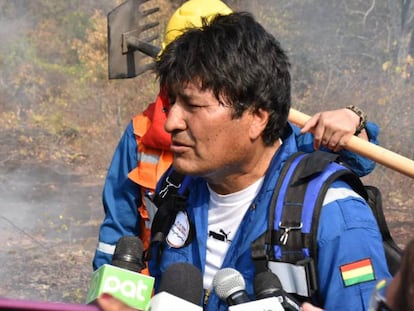 Evo Morales, en una de las zonas afectadas por los incendios. En vídeo, imágenes de los incendios en la provincia de Santa Cruz.